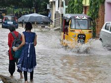 సిక్కోలు, విజయనగరంపై ఫొణి ఎఫెక్ట్ : ఈదురుగాలులు, వర్షం, నిలిచిన విద్యుత్ సరఫరా, గ్రామాల్లో అంధకారం