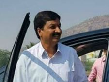 ప్రభుత్వానికి సినిమా చూపిస్తున్న అసంతృప్తి ఎమ్మెల్యేతో, బీజేపీ లీడర్స్  భేటీ !
