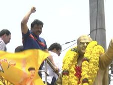 బెజ‌వాడ‌లో రామ్‌గోపాల్ వ‌ర్మ‌: జోహార్ ఎన్టీఆర్ అంటూ హ‌ల్‌చ‌ల్‌!