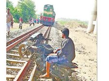 వీడెక్కడి మొగుడురా బాబూ.. భార్యతో గొడవపడి రైలును ఆపాడు..!