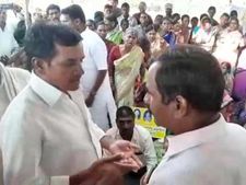 సీఎంతో సమావేశం ఏర్పాటు చేయించండి.. టీఆర్ఎస్ నేతలను అడ్డుకున్న సైకో శీను బాధితులు