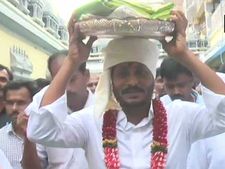 ప్ర‌మాణ స్వీకారానికి ముందు రోజు..తీరిక లేకుండా! కనక దుర్గమ్మకు పట్టు వస్త్రాలు సమర్పించిన వైఎస్ జగన్