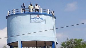 గుడి కోసం గ్రామస్తులు వాటర్ ట్యాంక్ ఎక్కారు.. అధికారులు దిగొచ్చారు