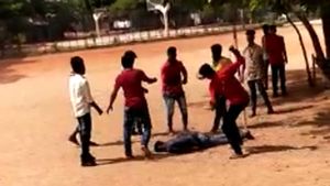 ఆర్ట్స్ కాలేజీలో గ్యాంగ్ వార్... గ్రౌండ్‌లో కొట్టుకున్న విద్యార్థులు...!