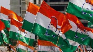 కాంగ్రెస్ నుండి గెలిచి టీఆర్ఎస్ కు అమ్ముడుపోతారా ? ఫిరాయింపు నేతలను చెప్పుతో కొట్టిన మహిళ  