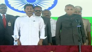 కొలువు తీరిన కేబినెట్ : భావోద్వేగాలు.. జ‌గ‌న్ ఆత్మీయ ఆలింగ‌నాలు: ఆ ఇద్ద‌రి అభిమానుల సంద‌డి..!