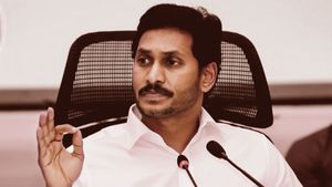 ఏపీ లో ఫైర్ బ్రాండ్ లకు పనిలేకుండా చేసిన జగన్..!అన్నీ తానై  మిస్సైల్ లా దూసుకెళ్తున్న యువ సీఎం..!! 