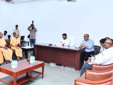 ముఖ్య‌మంత్రిగా తొలి రోజు ఇలా:   వైయ‌స్‌ను ఇలా గుర్తు చేసారు:  జ‌గ‌న్ బిజీ బిజీ..!