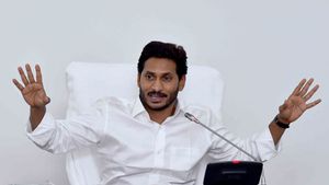 స‌చివాయంలోకి నేడే జ‌గ‌న్ ఎంట్రీ: సెక్ర‌టేరియ‌ట్‌కు గ‌వ‌ర్న‌ర్ :  ఆ వెంట‌నే అధికారుల‌తో కీల‌క భేటీ..!