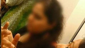 మహిళ నడుము పట్టుకున్న డాక్టర్ .. రచ్చ రచ్చ చేసిన బంధువులు.. షాకింగ్ నిజం బయటపెట్టిన సీసీ కెమెరా 