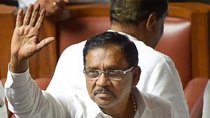జీరో ట్రాఫిక్ తో హల్ చల్: ప్రజలకు సినిమా చూపించిన ఉప ముఖ్యమంత్రి, స్కూలు బస్సలు అంతే ! 