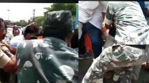 బీజీపీ ధర్నాలో అపశృతి..  బీజేపీ నేతలకు అంటుకున్న నిప్పు .. పోలీస్ వాహనం ధ్వంసం 