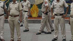 పోలీస్ శాఖకు మరకలా ఖాకీల తీరు.. లాడ్జీలో కానిస్టేబుల్ రాసలీలలు..!
