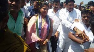 కూలిన సభావేదిక.. ఏపీ డిప్యూటీ సీఎం పుష్పశ్రీవాణికి తప్పిన పెను ప్రమాదం