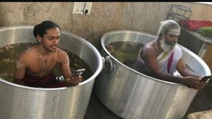 వర్షాల కోసం విన్నూత్న పూజలు... నీళ్ల గిన్నేలో కూర్చుని మంత్రాలు...!