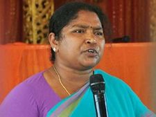 కాంగ్రెస్  ఎమ్మెల్యే సీతక్కకు ఘోర అవమానం .. అవతరణ వేడుకల్లో కుర్చీ కూడా వెయ్యని అధికారులు 