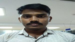 దోస్తే దొంగ.. ఒకే రూములో ఉండి..! పెట్టాడుగా శఠగోపం..!!