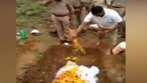 స్నిఫర్ డాగా...మజాకా... పోలీస్ కుక్కకు ఘనంగా అంత్యక్రియలు