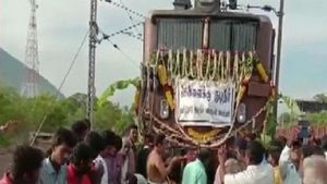 చెన్నై నీటి కష్టాలు: రైల్లో 25 లక్షల లీటర్లు నీరు తరలింపు.. వరణుడి కరుణ ఎప్పుడు?
