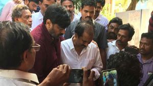 పెద్ద‌రికం నిల‌బెట్టుకున్న చిరంజీవి: త‌మ్ముడు విభేదించినా:  విషాదంలో ఉన్న నాటి అనుచ‌రుడి కోసం..!