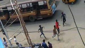 నడిరోడ్డుపై కత్తులు దూసుకున్న విద్యార్థులు...! ఎక్కడో తెలుసా... 