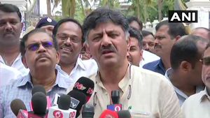 కర్నాటకీయం: ట్రబుల్ షూటర్ విజయం...రెబెల్ ఎమ్మెల్యేను ఒప్పించిన డీకే శివకుమార్