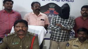  వీడు మామూలోడు కాదు.. పూటకో వేషం.. రోజుకో మోసం..!