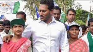 జగన్ అమ్మ ఒడి పథకం ఎఫెక్ట్ ..  పిల్లల్ని ఎత్తుకెళ్ళి స్కూళ్ళలో పడేస్తున్న తల్లిదండ్రులు 