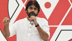 సీఎం మ‌ద్య‌పాన నిషేధం చేయ‌లేరు: ముద్దులు పెట్ట‌లేను..కేసీఆర్‌తో  దోస్తీనా : జ‌గ‌న్‌పై ప‌వ‌న్ ఫైర్‌..