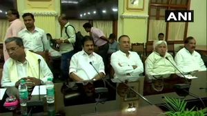 కర్ణాటక సీఎల్ పీ మీటింగ్, మరో 10 మంది ఎమ్మెల్యేలు ఢుమ్మా, 78 మందికి 57 మంది హాజరు !