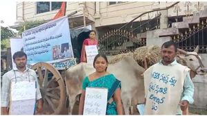 సీఎం కేసీఆర్‌ను కలిసేందుకు.. రైతు కుటుంబం ఎడ్లబండితో పాదయాత్ర.. ఎందుకంటే..! వీడియో 