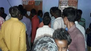 మరో రెవెన్యూ లొల్లి.. డబ్బులు గుంజి పట్టాలు ఇవ్వలేదు..! వీఆర్‌వో నిర్భందం..!!