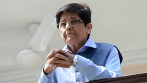 కిరణ్ బేడీ ట్వీట్‌తో భగ్గుమన్న తమిళ రాజకీయ పార్టీలు.. బేడీ ట్వీట్‌లో ఏముంది..?