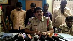 రైల్వేలో ఉద్యోగాలంటూ.. నిరుద్యోగులకు లేడీ కిలాడీ గాలం.. ఆ తర్వాత..!(వీడియో)