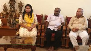  తిరుగుబాటు లెవ‌నెత్తిన ఎమ్మెల్యే ఇంటికి కుమార‌స్వామి