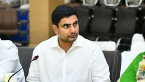 రివర్స్ టెండరింగ్ అంటే వైసీపీ నేతలు కంపెనీలకు టెండర్ పెట్టడం .. కొత్త భాష్యం చెప్పిన లోకేష్ 