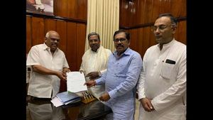  సిద్దరామయ్యకు రెబల్ ఎమ్మెల్యేల ఫోన్, కర్ణాటక సీఎంకు షాక్, టచ్ లో ఉన్నారు, అసెంబ్లీలో !