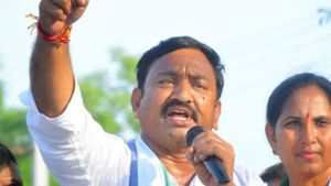 'స్పందన' వేదికగా... వీఆర్వోతో, మహిళా రైతు ఇచ్చిన  లంచం డబ్బులు తిరిగి ఇప్పించిన ఎమ్మెల్యే నంబూరి 