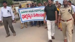 లీడర్ల దౌర్జన్యం నశించాలి.. బాధ్యులపై కఠిన చర్యలు తీసుకోండి.. ఫారెస్ట్ ఉద్యోగుల ర్యాలీ (వీడియో)