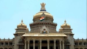 స్పీడ్ పోస్టులో మరోసారి రాజీనామా లేఖలు పంపిన కర్ణాటక రెబల్ ఎమ్మెల్యేలు, స్పీకర్ ! 