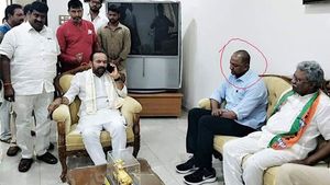 కిషన్ రెడ్డిని కలిసా..!తప్పేంటి.! నాయకుడన్న తర్వాత కాస్త 'కమలం పోషణ' ఉండాలంటున్న వంశీ..!! 