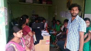 ఏపీ గ్రామ వాలంటీర్ల ఇంటర్వ్యూలకు లైన్ క్లియర్.. పిటిషన్ తోసిపుచ్చిన హైకోర్టు..!