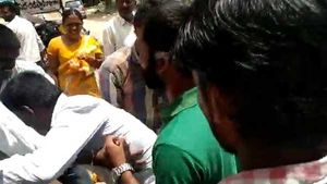 మూడేండ్ల కిందట లంచం.. ఇంతవరకు పనిగాలే.. వీఆర్‌వోపై తిరగబడ్డ రైతులు..! (వీడియో) 