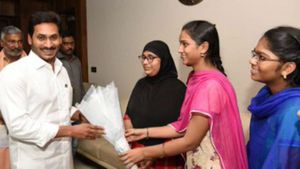 థ్యాంక్యూ సీఎం స‌ర్‌! వైఎస్ జ‌గ‌న్‌ను క‌లిసిన ఇంట‌ర్ విద్యార్థులు