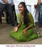 నా లవర్‌తో పెళ్లి జరిపించండి... కేటీఆర్‌కు మొర పెట్టుకున్న యువతి