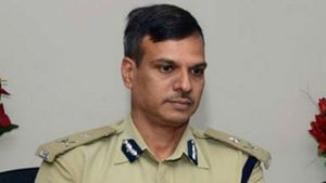 బెంగళూరు సిటీ పోలీసు కమిషనర్ మీద బదిలి వేటు, గతంలో లాటరీ స్కాం, 35 ఏళ్లకు మళ్లీ ! 