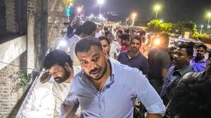  మంత్రి అనిల్ ఎదురుగా కృష్ణానదిలో కొట్టుకుపోయిన వృద్ధుడు: రక్షించడం చేత కాదా?: నారా లోకేష్!