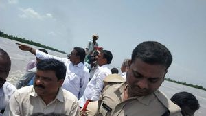 కృష్ణా వరద ప్రవాహంలో స్తంభించిన పడవ: తృటిలో ఒడ్డెక్కిన వైసీపీ ఎమ్మెల్యే!