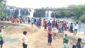 అందాల జలపాతం ఉగ్రరూపం.. పర్యాటకులు జర భద్రం..! (వీడియో)