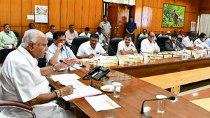 సీఎం కార్యాలయంలో అధికారులకు గేట్ పాస్, యడియూరప్ప మార్క్ రాజకీయాలు !